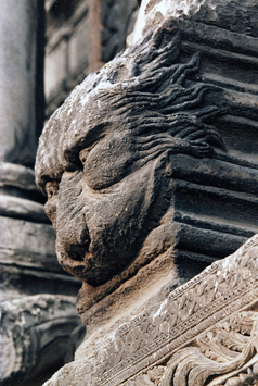 Vorschaubild St. Trophime, Portal, Löwenmaske in der Sockelzone